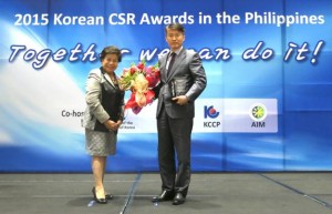 LGEPH’s Managing Director Sung Woo Nam with Philippine Economic Zone Authority (PEZA) director general Lilia B. De Lima accepting the Rescue and Aid Award during the 2015 Korean CSR Awards in the Philippines.